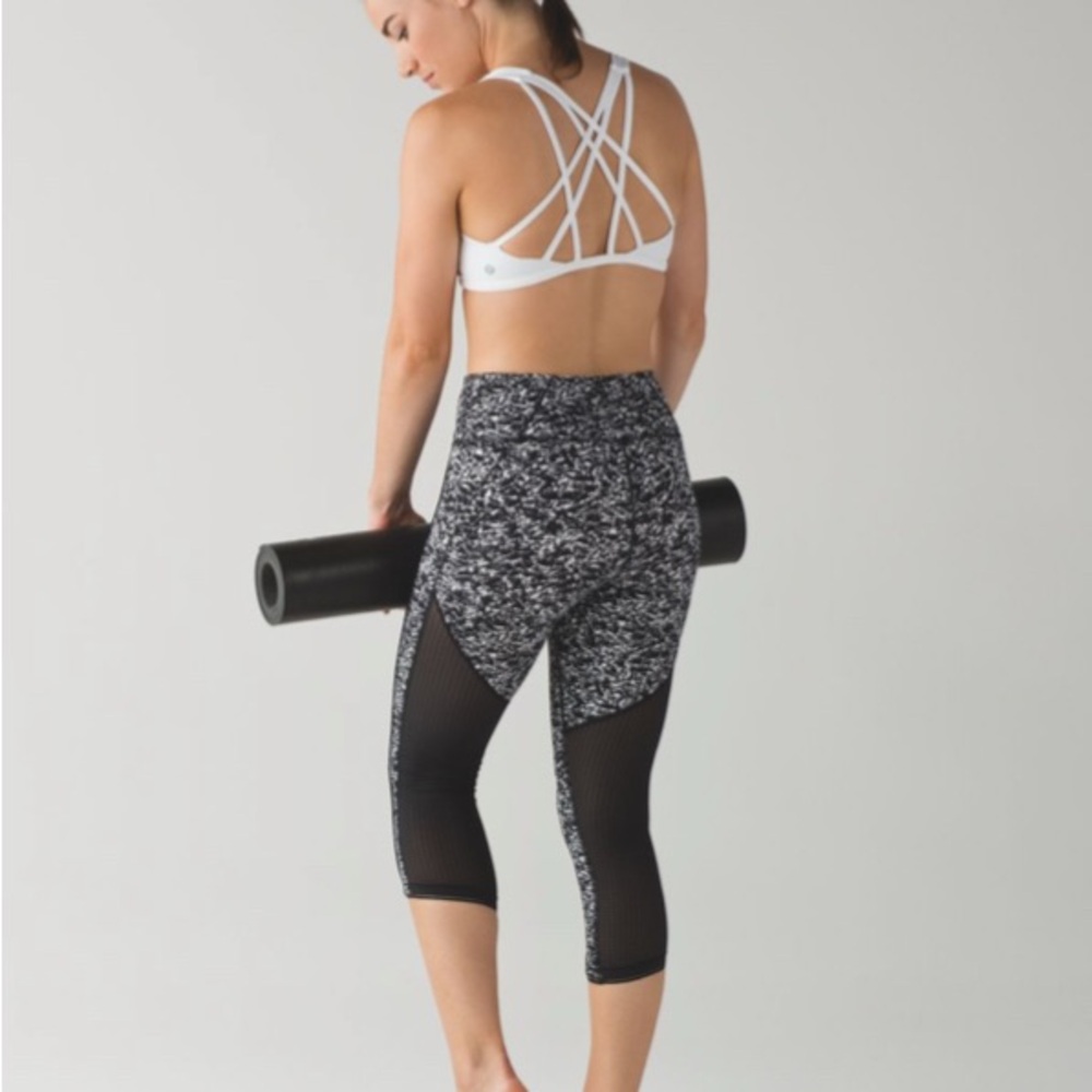 LULULEMON Deep Breath Crop 21” Leggings Black and White Iced Wave Mesh on Back